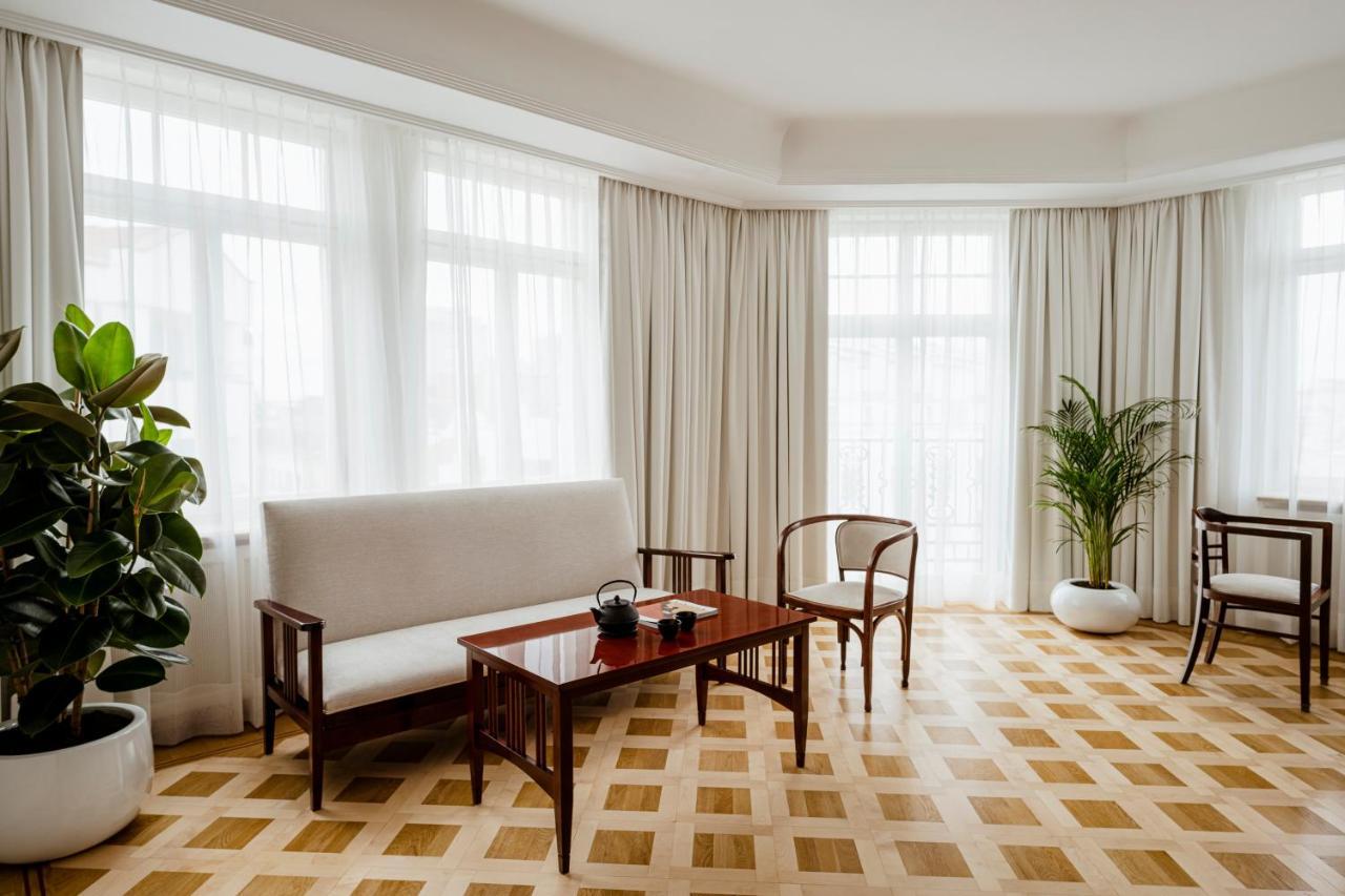 Nobu Hotel Varsavia Esterno foto A room with a parquet floor