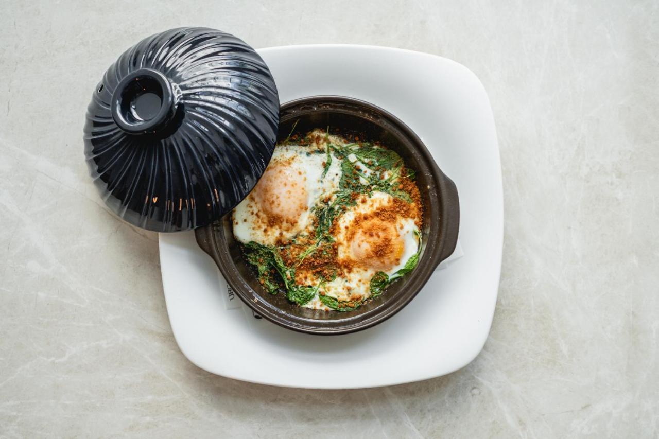 Nobu Hotel Varsavia Esterno foto A cooked egg in a cast iron pot