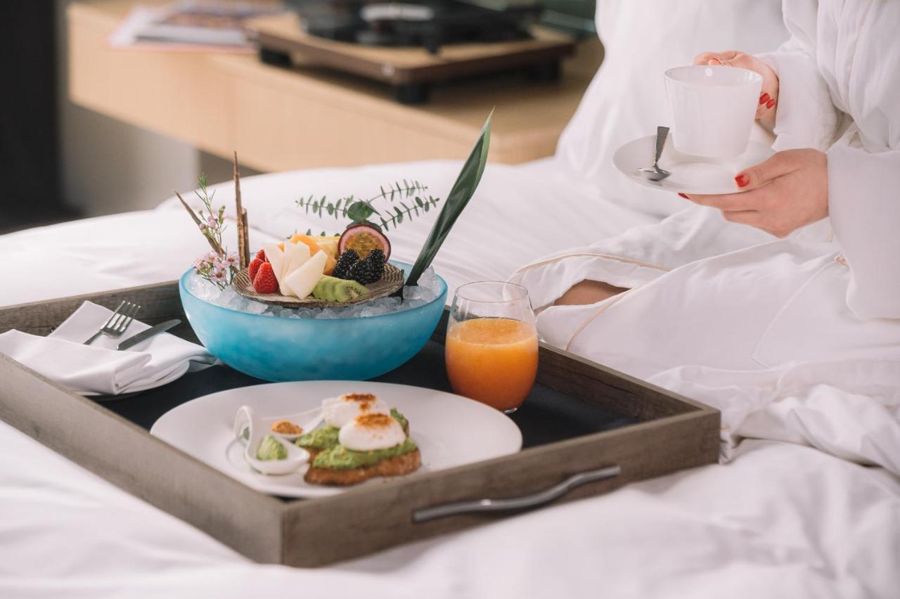 Nobu Hotel Varsavia Esterno foto Room service