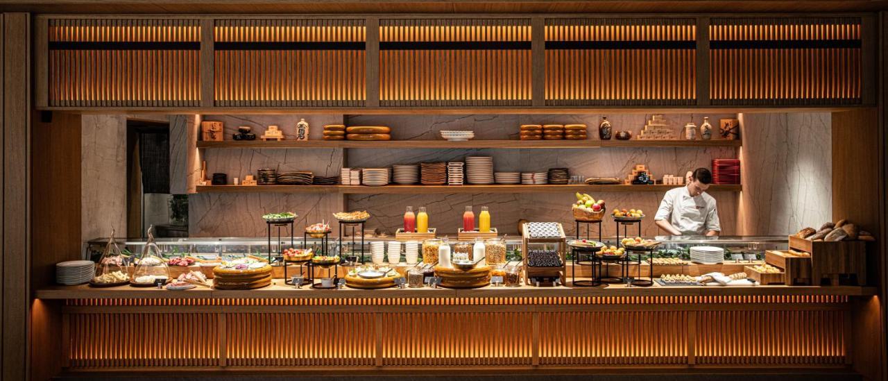 Nobu Hotel Varsavia Esterno foto The buffet at the restaurant